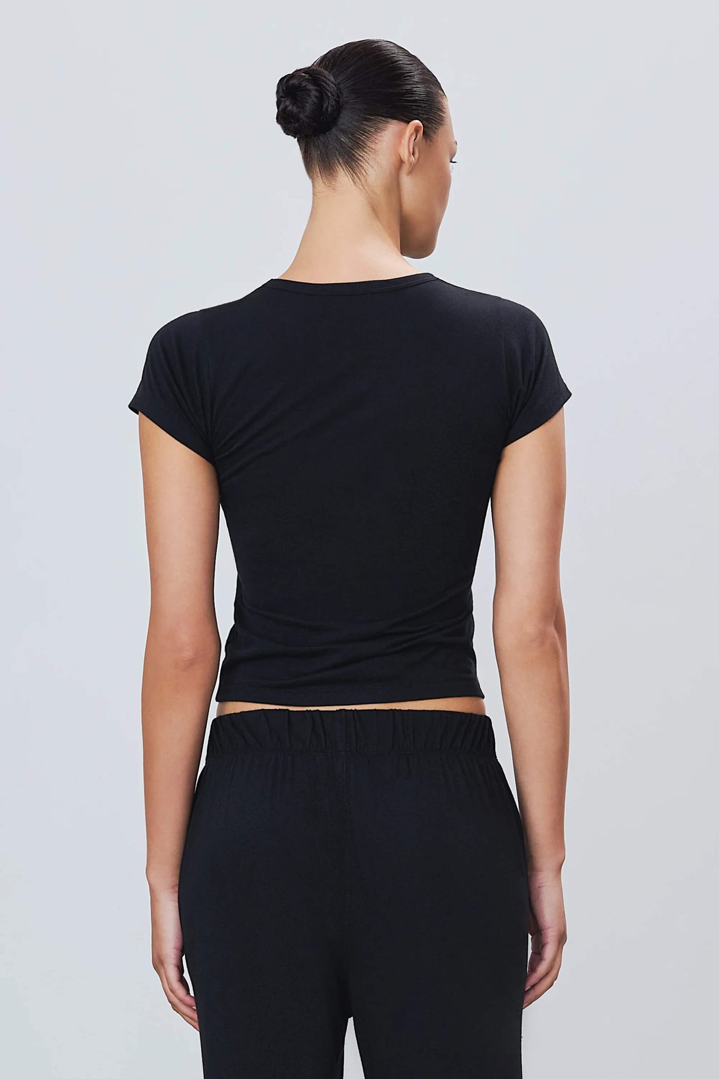 Eterne - Fitted Crew Neck Tee shirt in Black