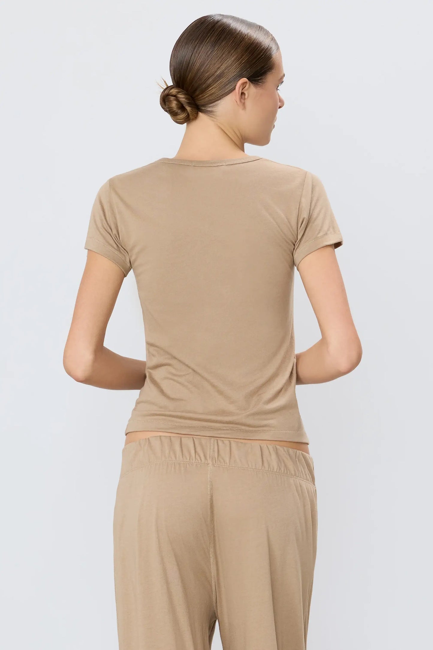 Eterne - Fitted Crewneck short Sleeve T-Shirt in Taupe