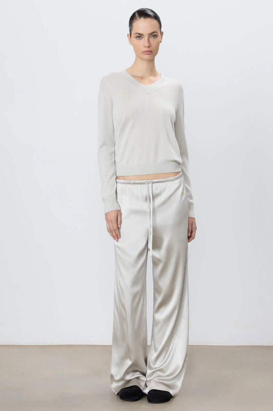 Transform your wardrobe with ÉTERNE's Brody Pant in Dove. Made from 100% pure silk, this versatile pant offers a relaxed fit and signature long length. Dry clean only for easy maintenance and elevate your everyday style with bold attitude and adventure. Available in sizes for all body types.