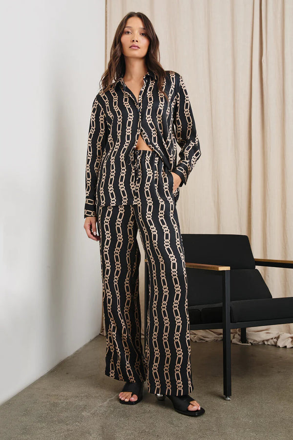 Experience elevated comfort with the Damani. This wide-legged drawstring pant features pockets and a statement-making, chain-link print. Pair with the Ledger shirt for an ultra-luxe outfit designed for everyday wear.
100% Polyester.