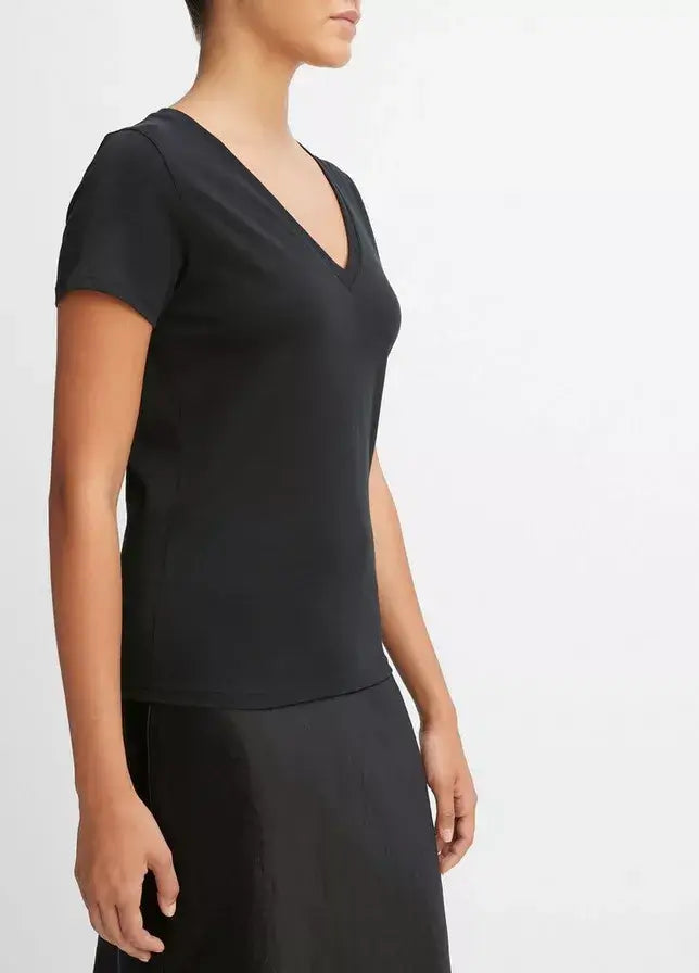 Vince - Essential V-Neck in Black