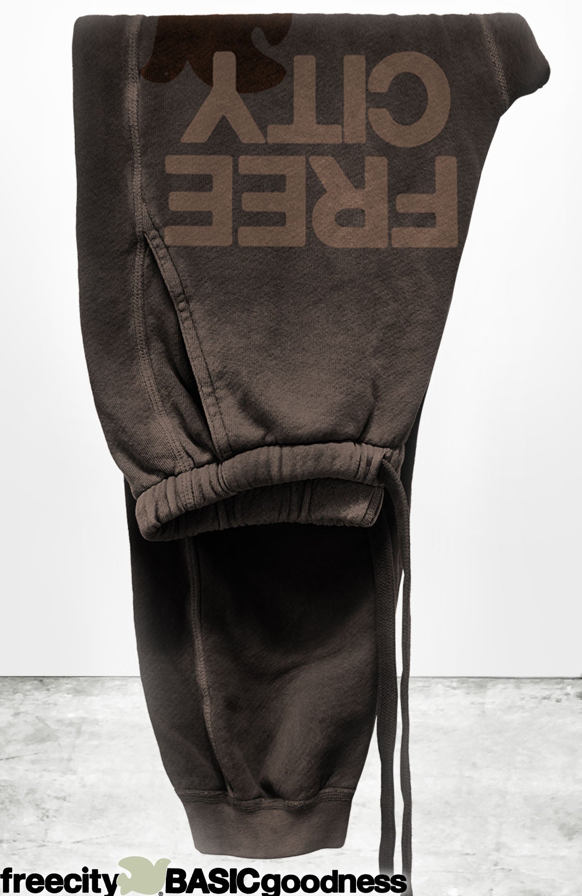 Freecity - Large sunfades pocket sweatpant in Chocolate rabbit