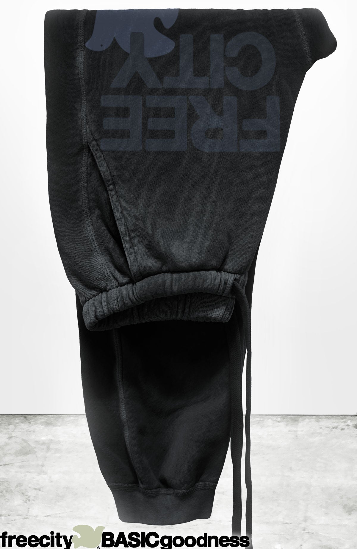 Freecity - Large sunfades pocket sweatpant in Moonshadow powder