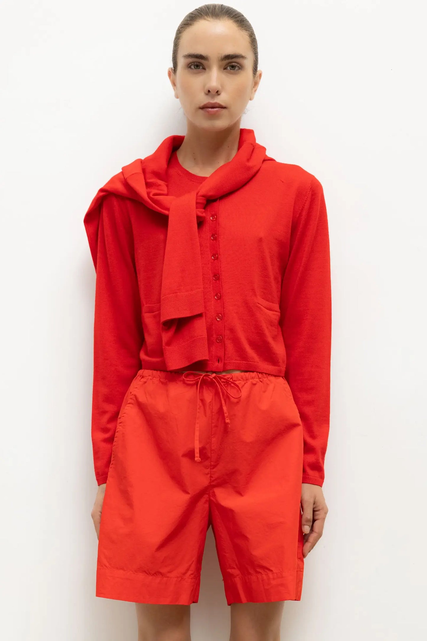 Leset - James Carigan in lipstick red