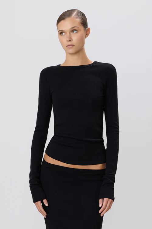 WOMAN WEARING LONG SLEEVE RIBBED SHIRT IN BLACK