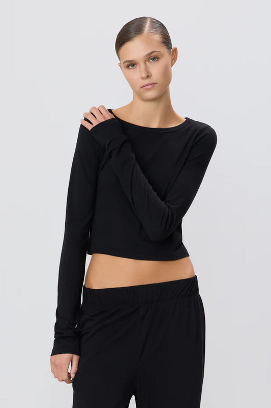 woman wearing black long sleeve cropped tee