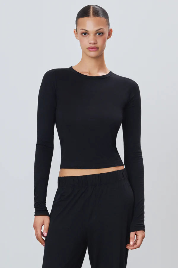 woman wearing black long sleeve tee