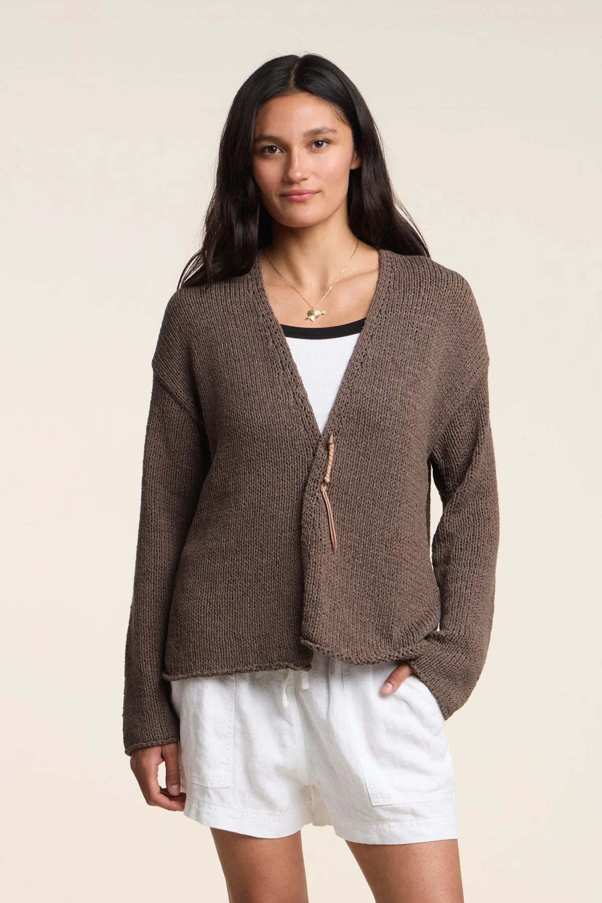 Light, relaxed, and effortlessly stylish, the Quinnly is an open-front cardigan crafted from cotton tape yarn with a long drop shoulder silhouette. 