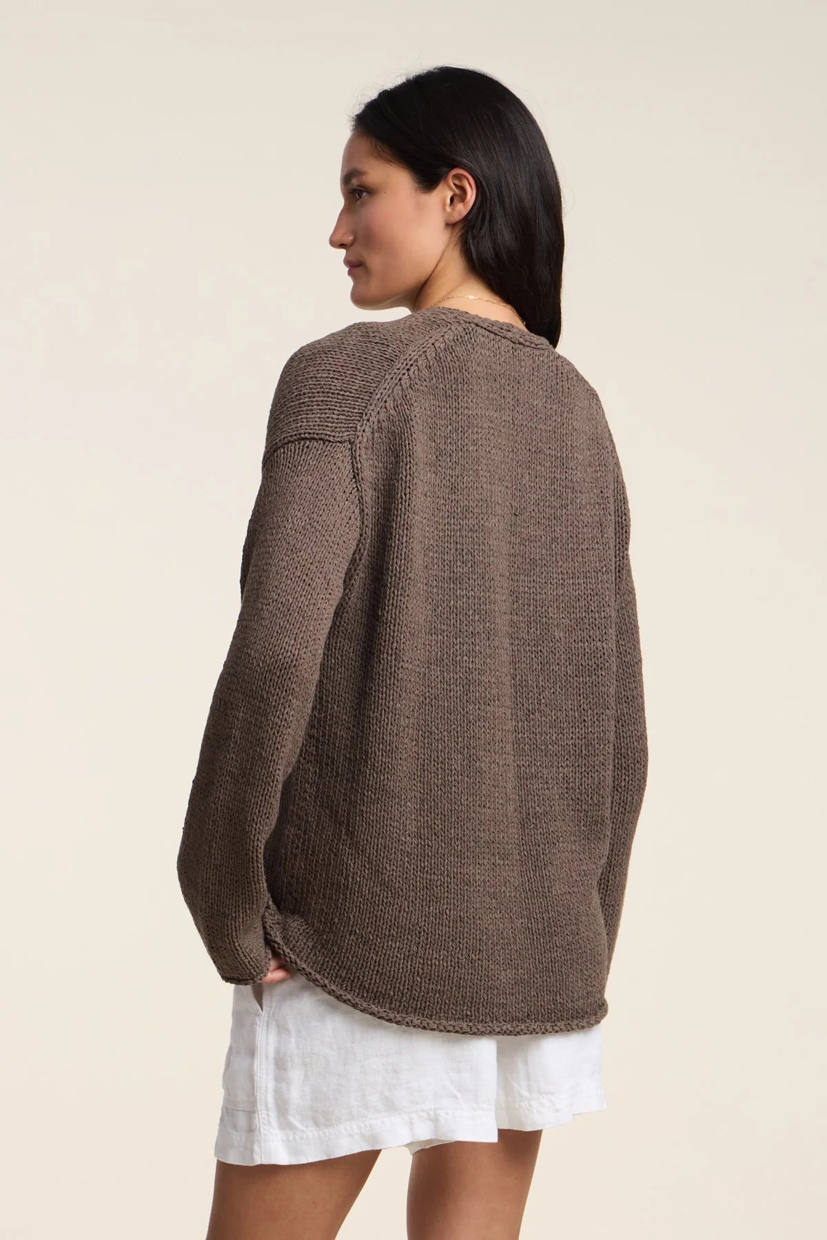 Light, relaxed, and effortlessly stylish, the Quinnly is an open-front cardigan crafted from cotton tape yarn with a long drop shoulder silhouette. 