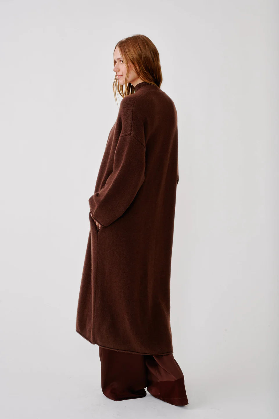 back of woman wearing SABLYN's Toma duster in Cinnabar