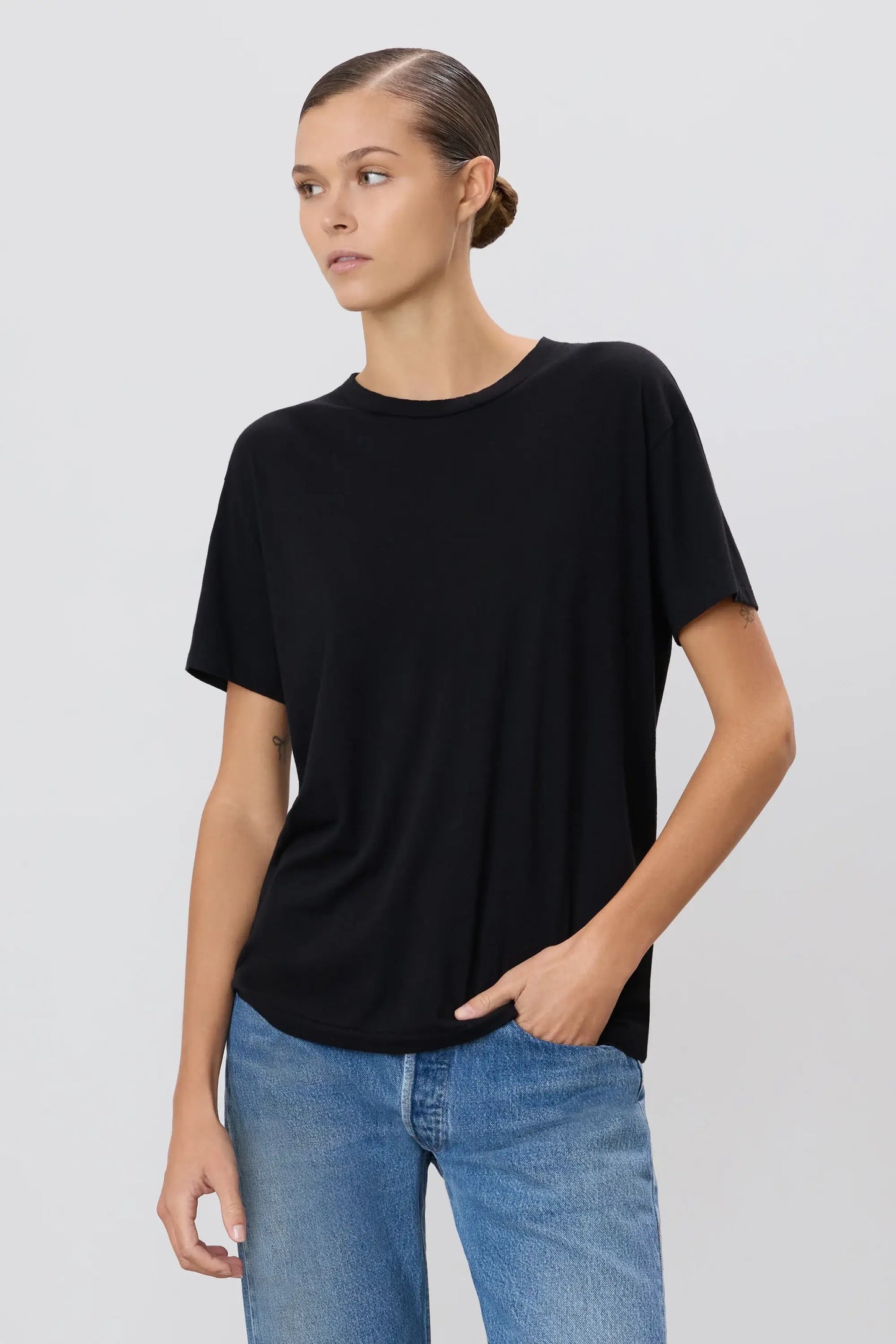 Eterne - Short Sleeve Boyfriend T shirt in Black
